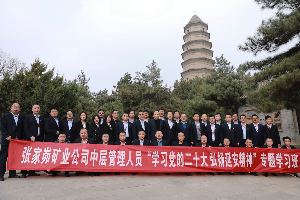 251679730014693155.jpeg 在宝塔山合影留念.JPG