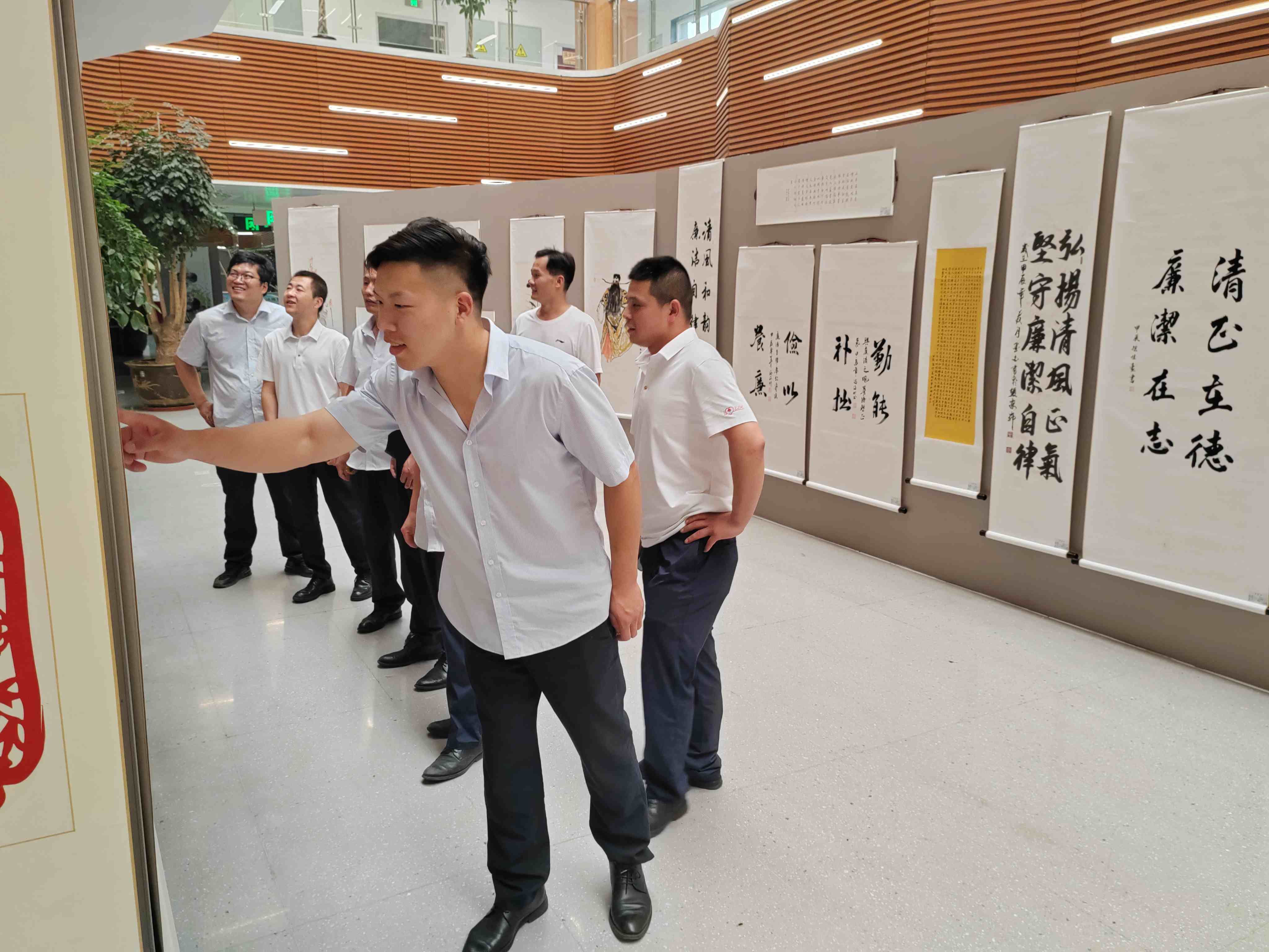 231721730187166506.jpeg 参观照片3_副本.jpg