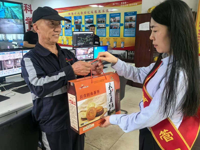 171726539495242349.jpeg 女工送月饼.jpg