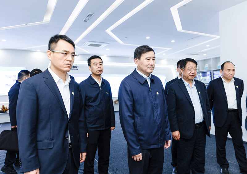 281727484605441621.jpeg 张文琪在千万吨级技能大师工作室_副本.jpg