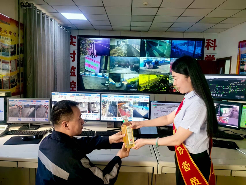 161752649089756511.jpeg 家属协管员送清凉2.jpg