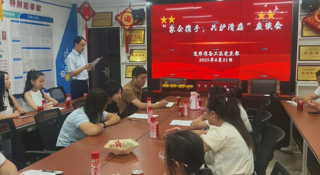 221755822627709594.jpeg 宣读倡议书.jpg