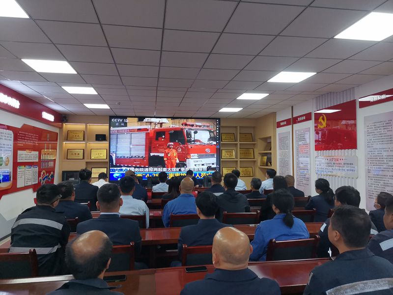 观看安全警示片.jpg