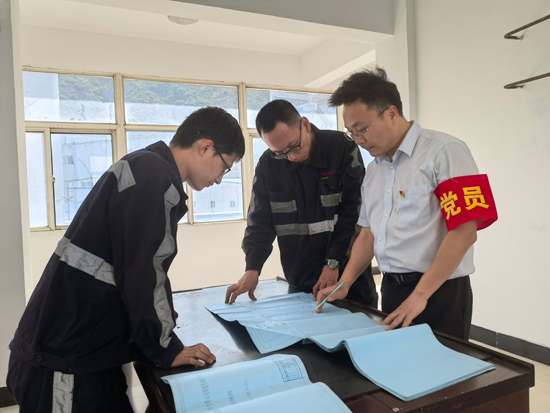 031783068379644331.jpeg 韩涛与薛明现场看图纸_副本.jpg