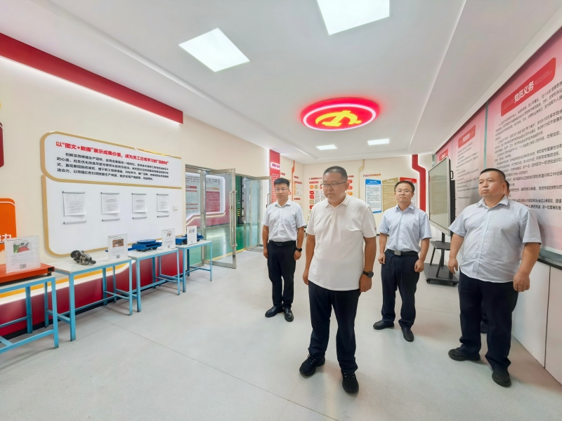 281787886995264867.jpeg 徐书记参观2.jpg