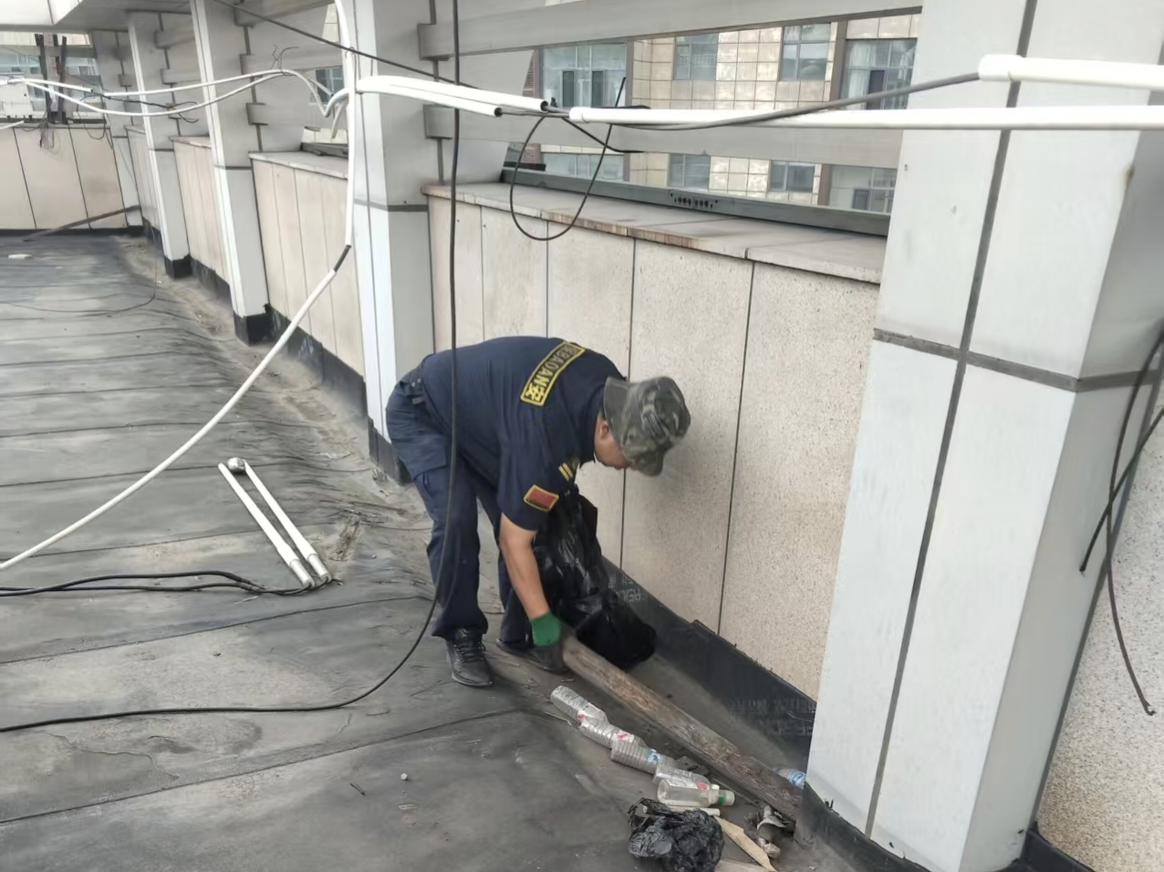 141789355178245034.jpeg 把功夫下在楼顶 把隐患挡在雨前.jpg